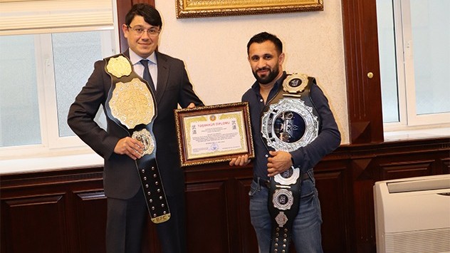 Qaydasız döyüş üzrə dünya çempionu Fuad Muradovla görüşdü 